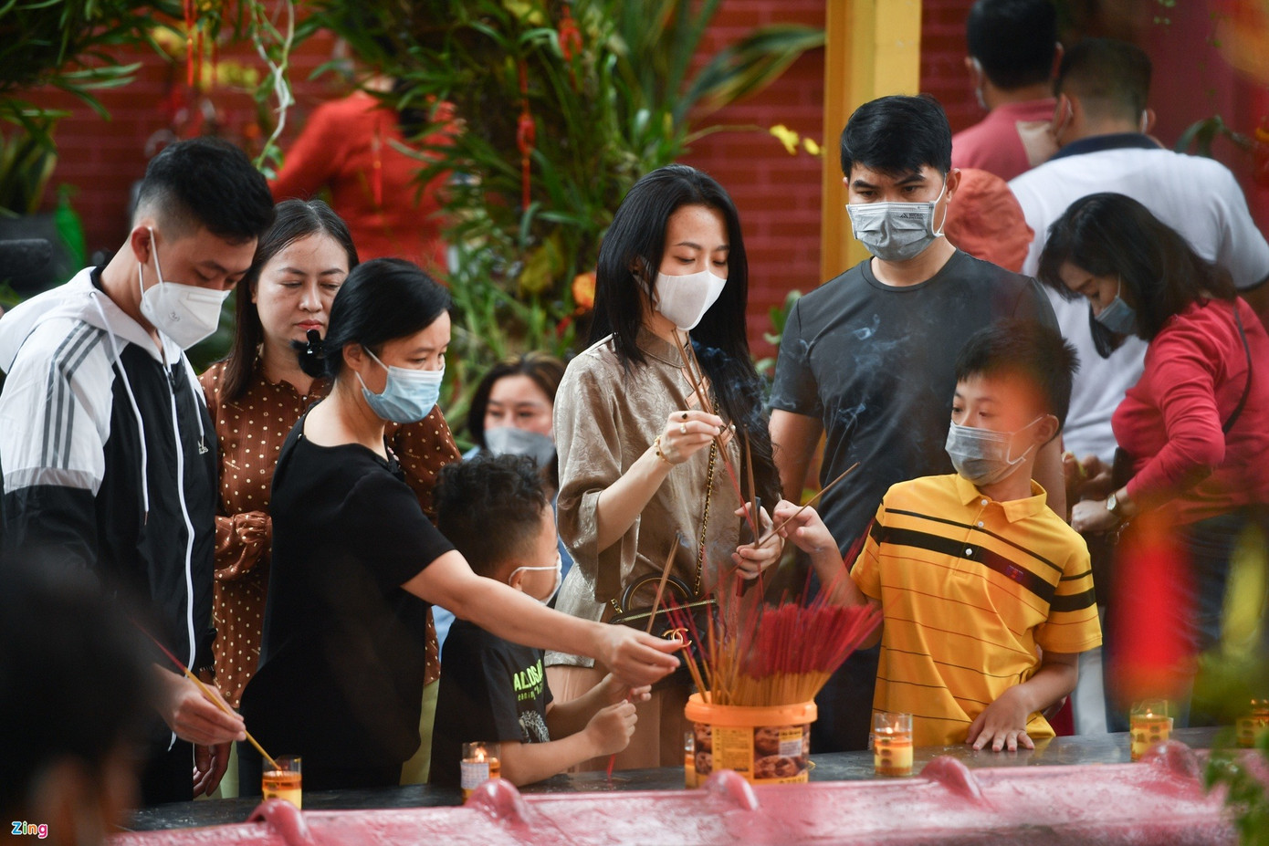 Một nhân viên trong chùa cho biết do các bức tượng đều đã cũ, hoạt động buộc chỉ tơ hồng sẽ bị bỏ, người dân chỉ có thể đứng khấn từ xa. Ngoài ra, từ sau ảnh hưởng của dịch bệnh, nhà chùa quyết định hủy hoàn toàn nghi lễ này.