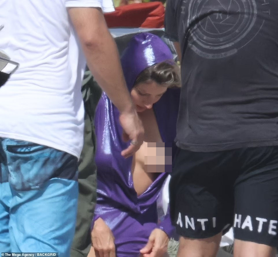 Gisele bị nhiều cư dân mạng chê bai vì mặc trang phục hớ hênh, phản cảm. Ảnh: BackGrid. Gisele bị nhiều cư dân mạng chê bai vì mặc trang phục hớ hênh, phản cảm. Ảnh: BackGrid.