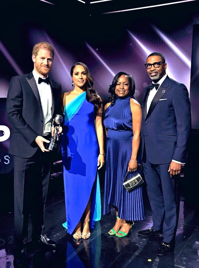 Meghan và Harry đều mặc trang phục của các nhà thiết kế da màu khi họ nhận Giải thưởng của Tổng thống tại Lễ trao giải NAACP Image Awards vào tháng 2/2022. Markle mặc váy Christopher John Rogers lệch vai màu xanh lam. Đây là lần đầu Meghan xuất hiện trước công chúng trong năm. Ảnh: Twitter.