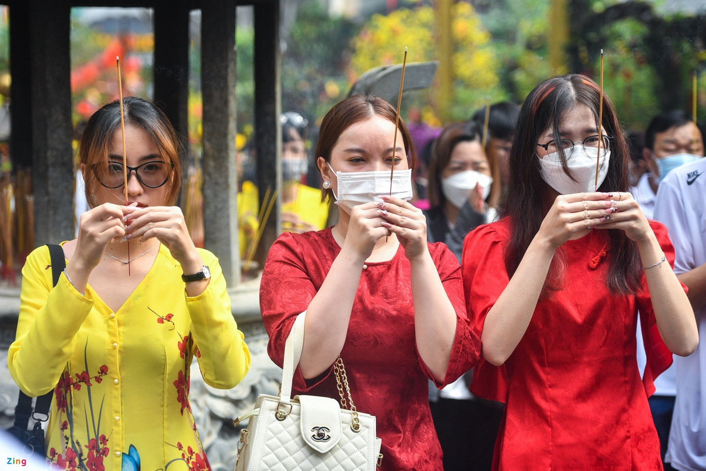 Tường Vy, Lệ Thu và Thanh Thảo (cùng sinh năm 2001) dậy khá sớm để chuẩn bị và chạy xe hơn 10 km từ Nhà Bè đến Phước Hải Tự. Bên cạnh cầu bình an cho gia đình và đường công danh sự nghiệp thăng tiến, Tường Vy còn mong gặp được duyên lành, “nửa kia” phù hợp với bản thân. Ba cô gái nhờ nhân viên hỗ trợ để thực hiện đúng các thủ tục dâng lễ.