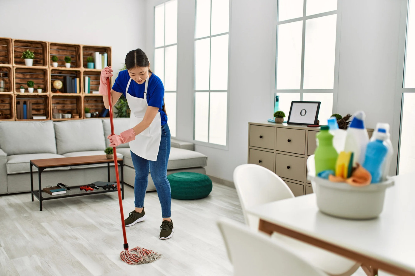 Vì lý do vệ sinh, phần lớn người dân bỏ qua phong tục không quét dọn nhà cửa trong năm mới. Ảnh: Shutterstock. Vì lý do vệ sinh, phần lớn người dân bỏ qua phong tục không quét dọn nhà cửa trong năm mới. Ảnh: Shutterstock.