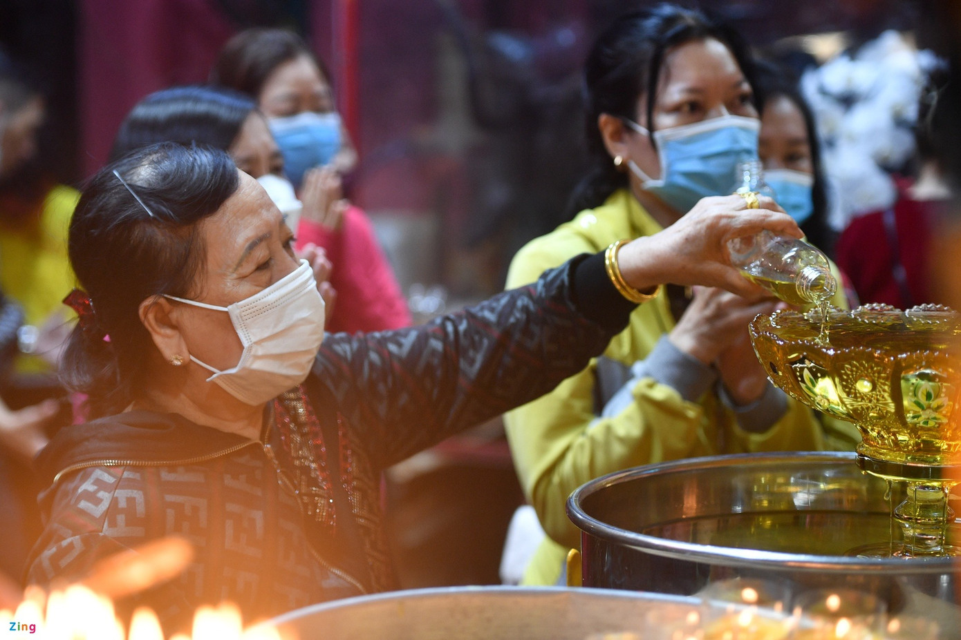 Bên trong khu chánh điện là nơi diễn ra lễ rót dầu theo tín ngưỡng người Hoa. Nghi lễ này mang ý nghĩa tiếp thêm sự suôn sẻ trong công việc làm ăn, cầu mong sức khỏe dồi dào...