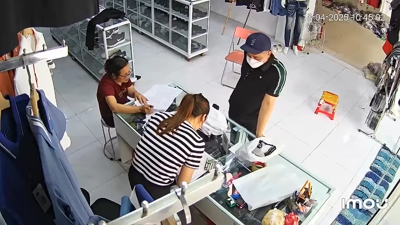 Tên tội phạm ma tuý bình thản mặc cả, ngã giá khi mua quần áo (ảnh cắt từ clip).