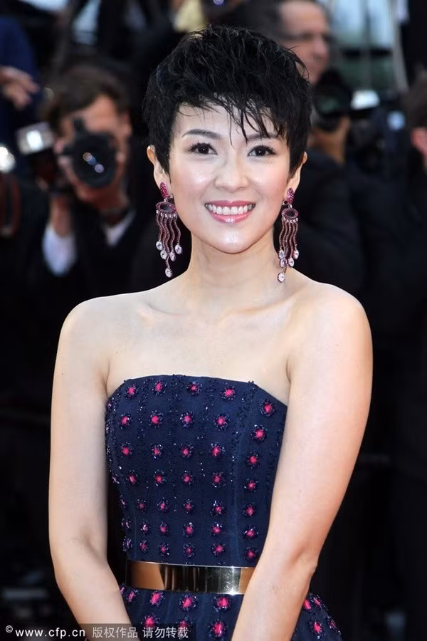 Chương Tử Di xấu lạ trong ngày khai mạc LHP Cannes