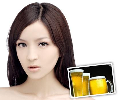 Gội đầu với bia giúp giảm gàu