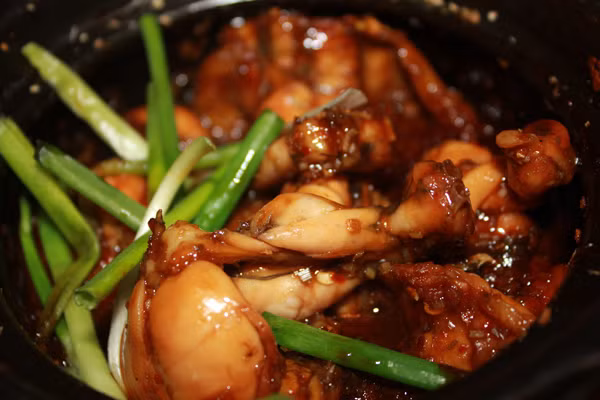 Ở Sài Gòn, nếu muốn ăn món ếch kho sản với cháo trắng, bạn có thể tìm đến địa chỉ 94 Hồng Hà, quận Tân Bình.
