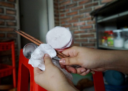 Nguy cơ ung thư từ khăn giấy lau miệng và chén đũa ảnh 1