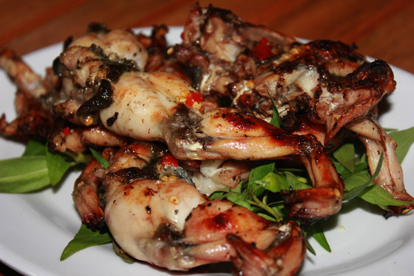 Bạn có thể tìm ăn món ếch nướng muối ớt lại số 158 Ký Con, quận 1.