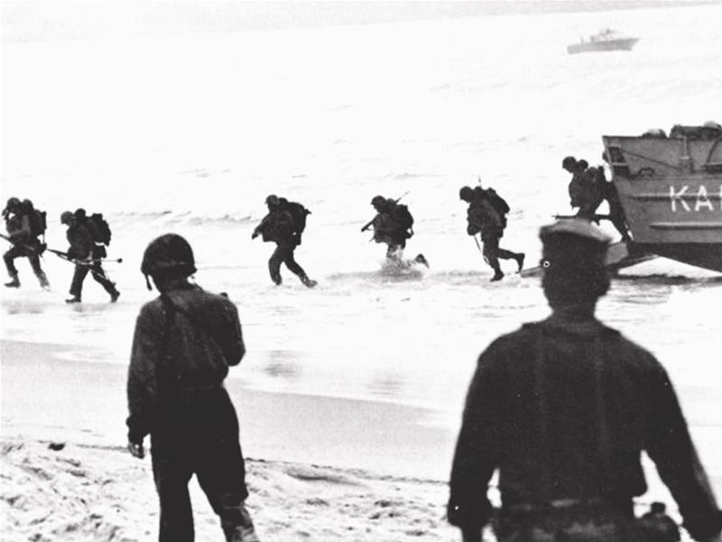 Những lính Mỹ đầu tiên đổ bộ vào chiến trường miền Nam trên bãi biển Xuân Thiều sáng ngày 8-3-1965 - ảnh TL