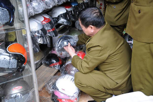 Những chiếc mũ không dán tem kiểm định, không có chứng từ hóa đơn đều bị thu giữ