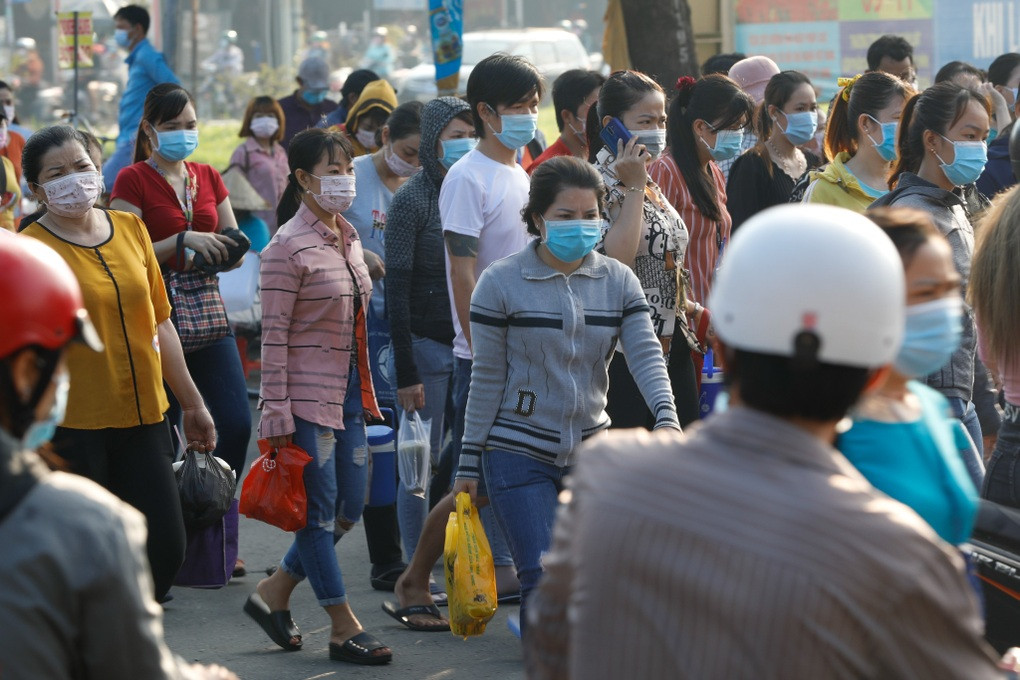 Công nhân một nhà máy tan ca (Ảnh minh họa: Hữu Khoa). Công nhân một nhà máy tan ca (Ảnh minh họa: Hữu Khoa).