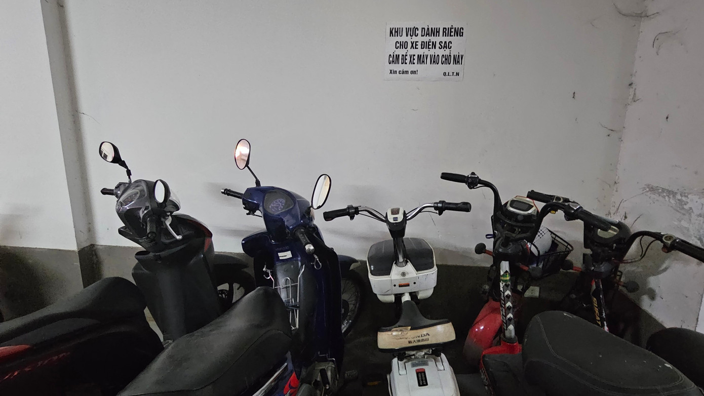 Khu vực sạc điện cho xe sử dụng điện phải được bố trí riêng đảm bảo khoảng cách an toàn với các phương tiện xung quanh.