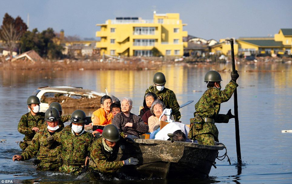 Lực lượng quân đội Nhật Bản đưa những người bị nạn di chuyển tới nơi an toàn