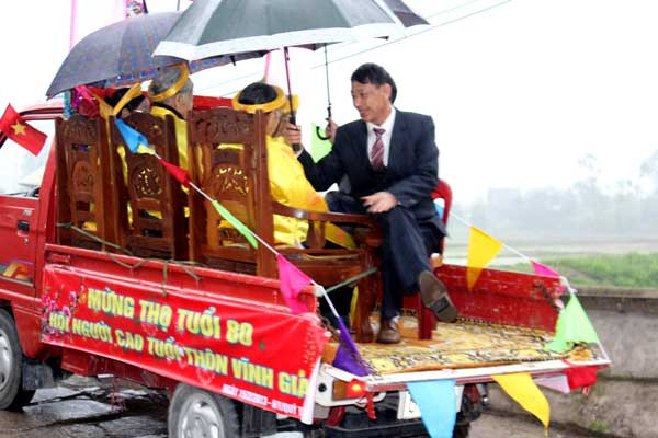 Trống dong, cờ mở rước các cụ về dự lễ