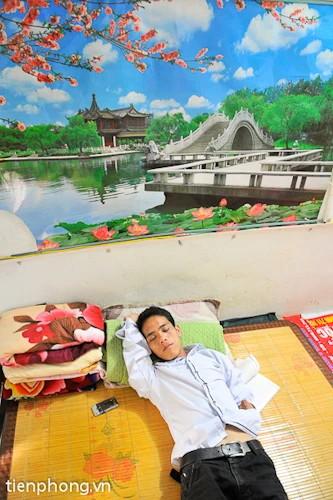 Tuy nhiên nhiều lúc việc cầm cuốn sách bằng phần còn lại của cánh tay cũng khiến cậu mệt mỏi