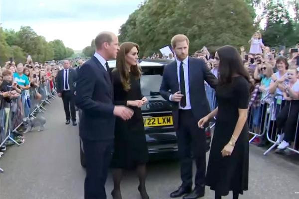 Hiếm khi nào Kate nhìn thẳng vào người khác mà không mỉm cười như thế này. Ảnh: Reuters. Hiếm khi nào Kate nhìn thẳng vào người khác mà không mỉm cười như thế này. Ảnh: Reuters.