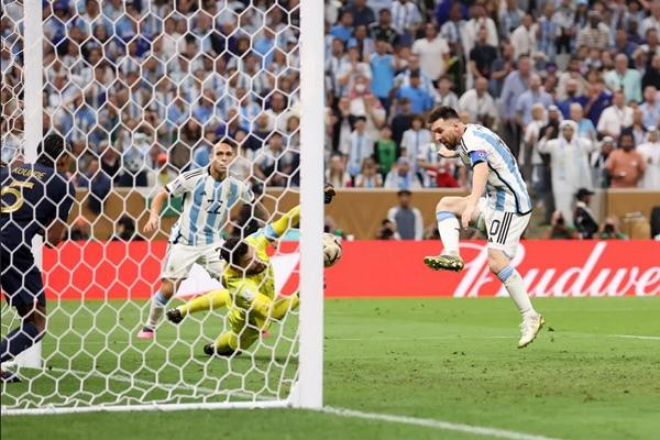 Bàn thắng của Messi trong hiệp phụ cũng khiến nhiều người đặt dấu hỏi. Ảnh: Julian Finney/ Getty Images.
