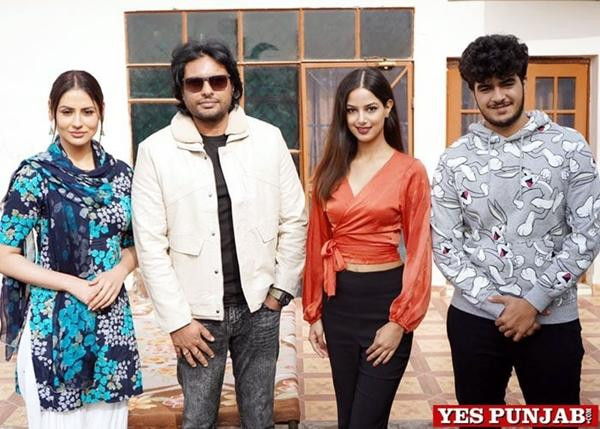 Thời điểm Harnaaz chuẩn bị đóng phim "Bai ji Kuttange" (năm 2020). Ảnh: Yes Punjab. Thời điểm Harnaaz chuẩn bị đóng phim "Bai ji Kuttange" (năm 2020). Ảnh: Yes Punjab.