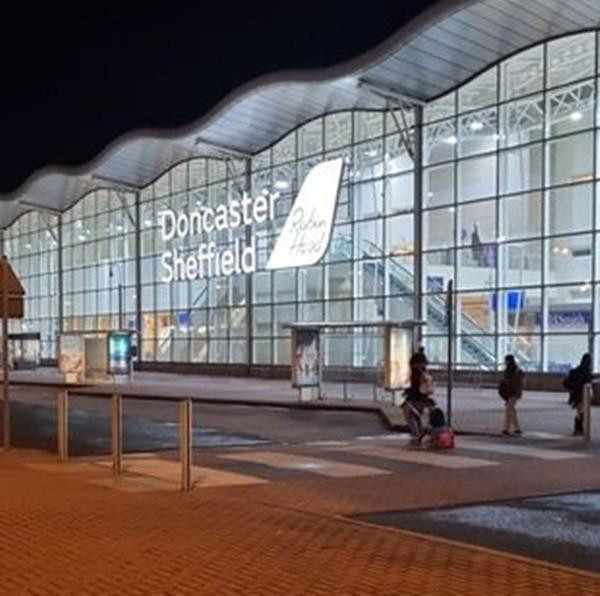 Toàn bộ hành khách của chuyến bay bị "bỏ rơi" ở một sân bay vắng vẻ. Ảnh: Twitter. Toàn bộ hành khách của chuyến bay bị "bỏ rơi" ở một sân bay vắng vẻ. Ảnh: Twitter.