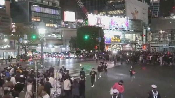 Đèn vừa chuyển xanh là các cổ động viên ăn mừng lập tức giải tán cho xe cộ đi lại bình thường. Ảnh: Twitter.