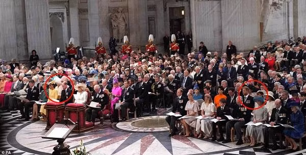 William - Kate (trái) và Harry - Meghan (phải) ngồi cách xa nhau. Ảnh: PA. William - Kate (trái) và Harry - Meghan (phải) ngồi cách xa nhau. Ảnh: PA.