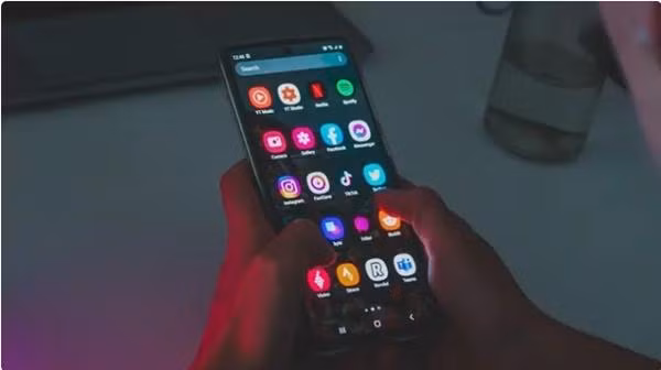 Nhiều người lo lắng trước thông tin TikTok bị xóa sổ trong năm 2022. Ảnh minh họa: Alamy.