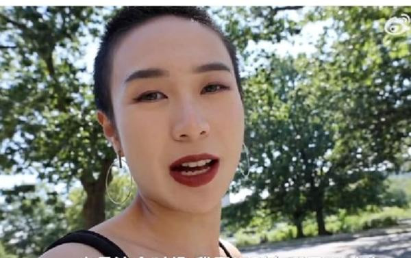 Tatala kết luận: "Dù tiếng Anh của tôi không hoàn hảo thì cũng có sao?". Ảnh: Weibo. Tatala kết luận: "Dù tiếng Anh của tôi không hoàn hảo thì cũng có sao?". Ảnh: Weibo.