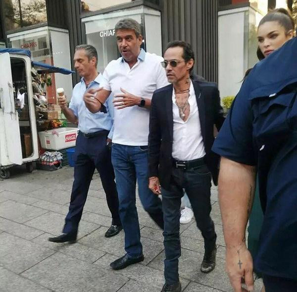 Marc và Nadia đi cùng nhiều vệ sĩ của Marc. Ảnh: Belleza del Paraguay/ Instagram. Marc và Nadia đi cùng nhiều vệ sĩ của Marc. Ảnh: Belleza del Paraguay/ Instagram.