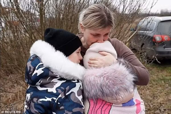 Cô Anna và hai con cùng khóc khi gặp lại nhau. Ảnh: Reuters.