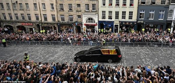 Rất nhiều người đã đến để bày tỏ lòng kính trọng và thương tiếc Nữ hoàng Elizabeth II. Ảnh: AFP via Getty. Rất nhiều người đã đến để bày tỏ lòng kính trọng và thương tiếc Nữ hoàng Elizabeth II. Ảnh: AFP via Getty.