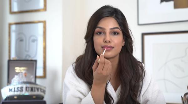 Harnaaz trong lúc trang điểm. Ảnh: YouTube.