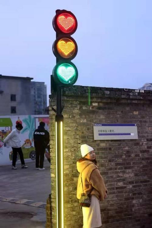 Nhiều sinh viên đến đây chụp ảnh với hy vọng năm mới gặp may mắn trong tình yêu. Ảnh: Twitter. Nhiều sinh viên đến đây chụp ảnh với hy vọng năm mới gặp may mắn trong tình yêu. Ảnh: Twitter.