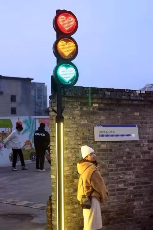 Nhiều sinh viên đến đây chụp ảnh với hy vọng năm mới gặp may mắn trong tình yêu. Ảnh: Twitter.