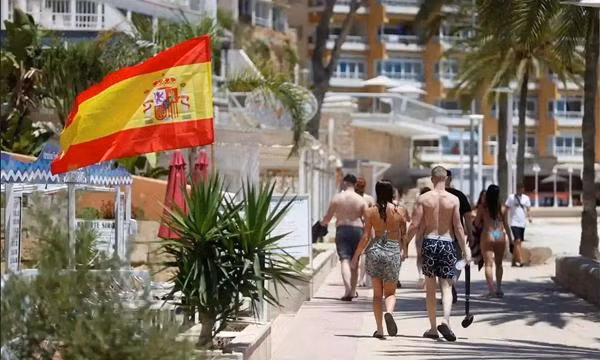 Nhiều nhà hàng ở Majorca không tiếp những thực khách ăn mặc không phù hợp. Ảnh: Enrique Calvo/ Reuters.