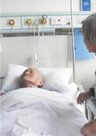 Bà Feng chăm sóc chồng trong bệnh viện. Ảnh: Xiaoxiang Morning News. Bà Feng chăm sóc chồng trong bệnh viện. Ảnh: Xiaoxiang Morning News.