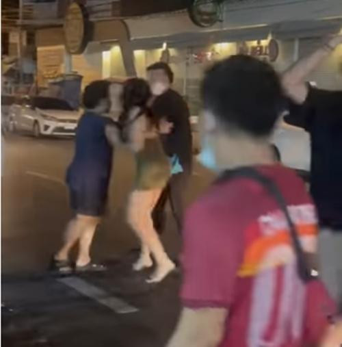 Pareploy nổi giận tấn công kẻ đã gây sự với mình, mọi người phải can ngăn. Ảnh: Bangkok Post.