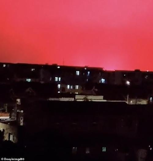 Khắp thành phố đều đỏ rực. Ảnh: Douyin. Khắp thành phố đều đỏ rực. Ảnh: Douyin.