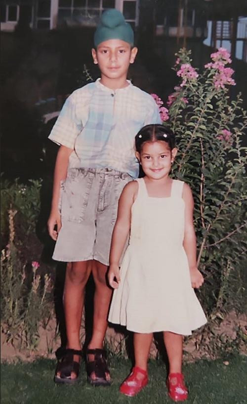 Harnaaz và anh trai, ánh mắt của Harnaaz trông còn mạnh mẽ hơn cả anh mình. Ảnh: Lalit Sharma. Harnaaz và anh trai, ánh mắt của Harnaaz trông còn mạnh mẽ hơn cả anh mình. Ảnh: Lalit Sharma.