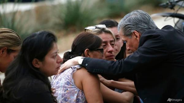 Nhiều gia đình đang đau khổ cùng cực sau vụ xả súng. Ảnh: Dario Lopez-Mills/ AP.