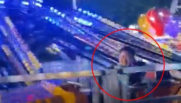 Sau một vòng quay, một cậu bé dường như "biến mất". Ảnh: Nur Afrina. Sau một vòng quay, một cậu bé dường như "biến mất". Ảnh: Nur Afrina.