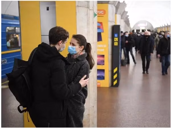 Một cặp đôi ôm nhau ở bến tàu tại Kyiv, có thể vì cô gái sẽ tạm rời đi còn chàng trai ở lại. Ảnh: Daniel Leal/ AFP via Getty Images.