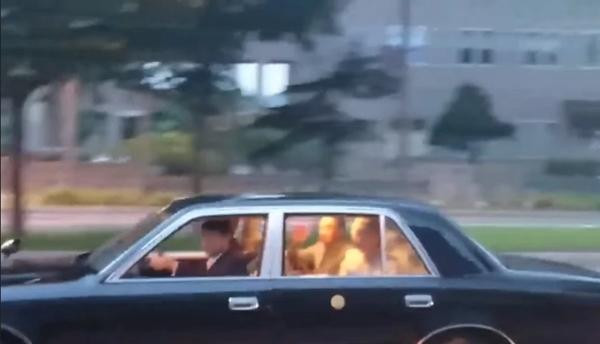 Vợ chồng Thượng hoàng vẫy tay chào người dân đứng bên đường. Ảnh: Info Roadblock. Vợ chồng Thượng hoàng vẫy tay chào người dân đứng bên đường. Ảnh: Info Roadblock.