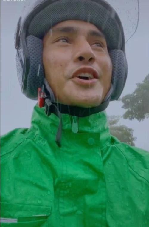 Anh shipper ở Malaysia đi giao hàng dưới trời mưa. Ảnh: zmaly**. Anh shipper ở Malaysia đi giao hàng dưới trời mưa. Ảnh: zmaly**.