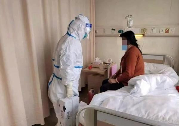 Người mẹ đang được điều trị. Ảnh: Weixin.