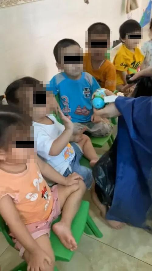 Học sinh có vẻ sợ sệt khi &quot;người lạ&quot; quay lại cho quà. Ảnh: Facebook.