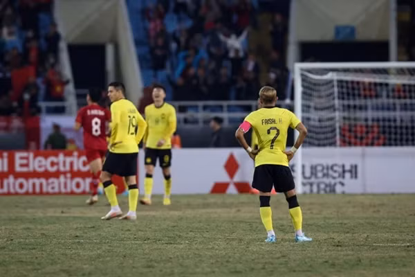 Cầu thủ ĐT Malaysia thất vọng sau trận thua. Ảnh: Bernama.