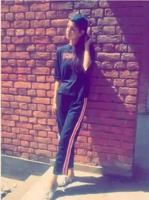 Harnaaz hồi tuổi teen khá gầy. Harnaaz hồi tuổi teen khá gầy.