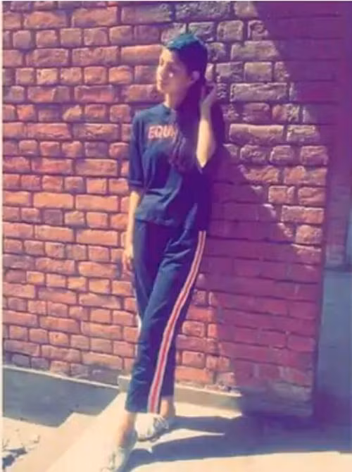 Harnaaz hồi tuổi teen khá gầy. Harnaaz hồi tuổi teen khá gầy.