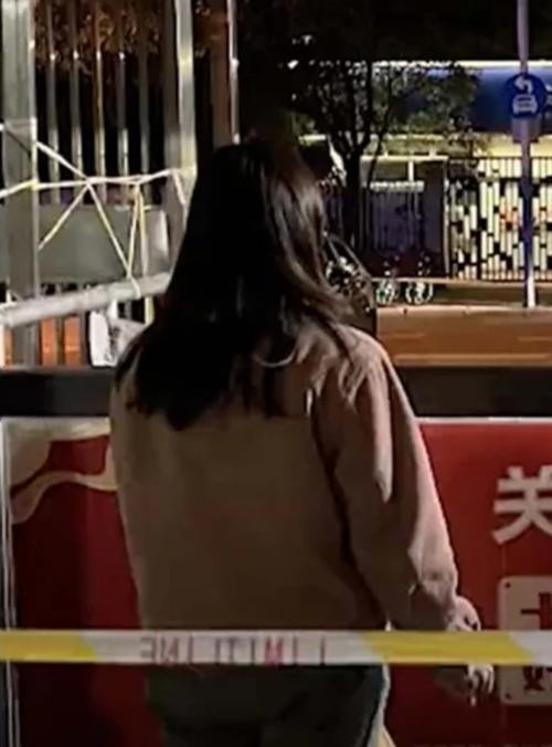 Cô gái đành ra cổng để được bác sĩ rút chỉ ở mắt cho. Ảnh minh họa: SCMP. Cô gái đành ra cổng để được bác sĩ rút chỉ ở mắt cho. Ảnh minh họa: SCMP.