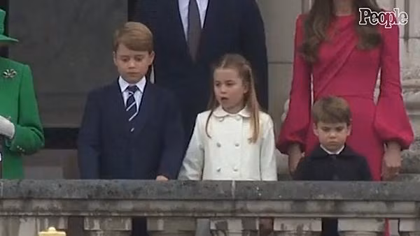 Charlotte nhắc George bỏ tay khỏi thành ban-công, George răm rắp làm theo. Ảnh: People.